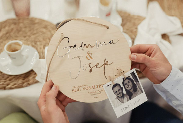 Placa de fusta personalitzada amb els noms dels pr&ograve;xims a casar-se